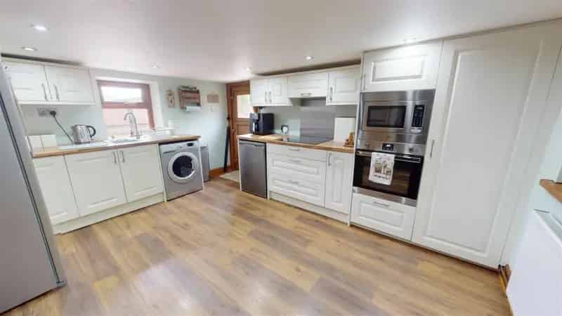 2 Bedroom Cottage for Sale in Queensbury, Bradford
