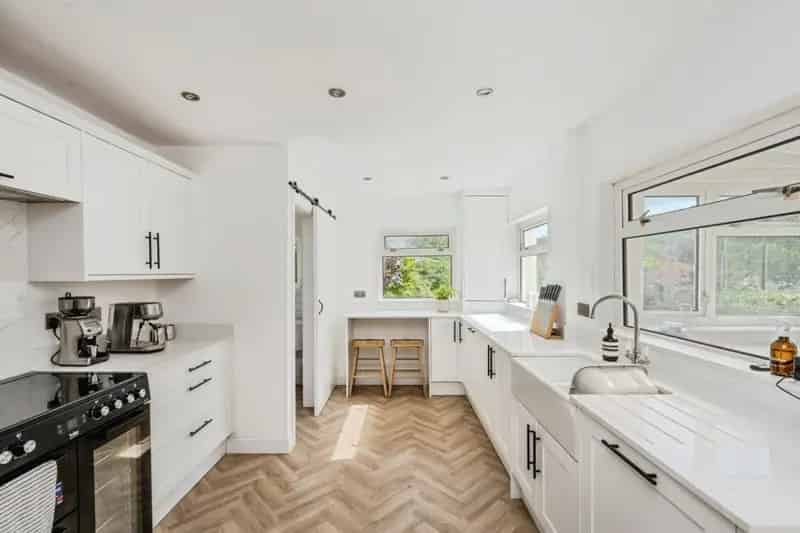 3 Bedroom Detached House -  Extended Family Home with Large Garden