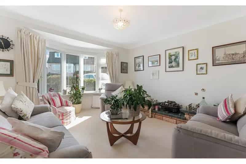 4 Bed Detached House with 3 Reception Rooms - Garvock