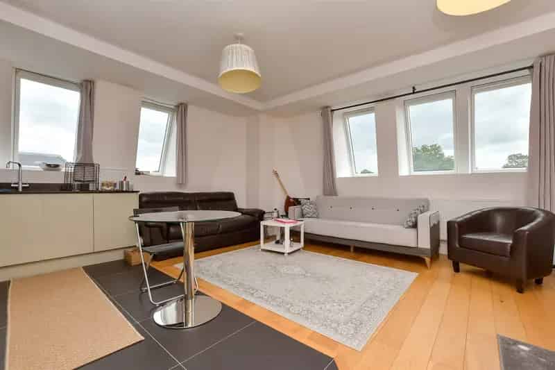 2 Bedroom Flat near Sutton Station - Gated Parking & Lift