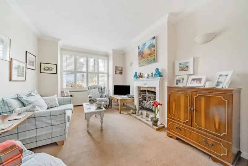 2 Bedroom End Terrace House No Onward Chain