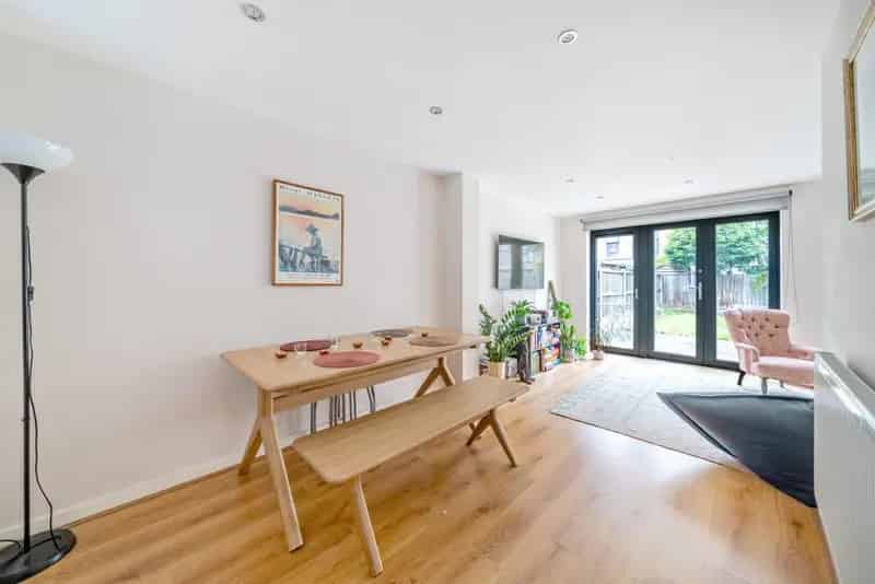 3-Bedroom Townhouse near Oval Tube Station - Modern Living
