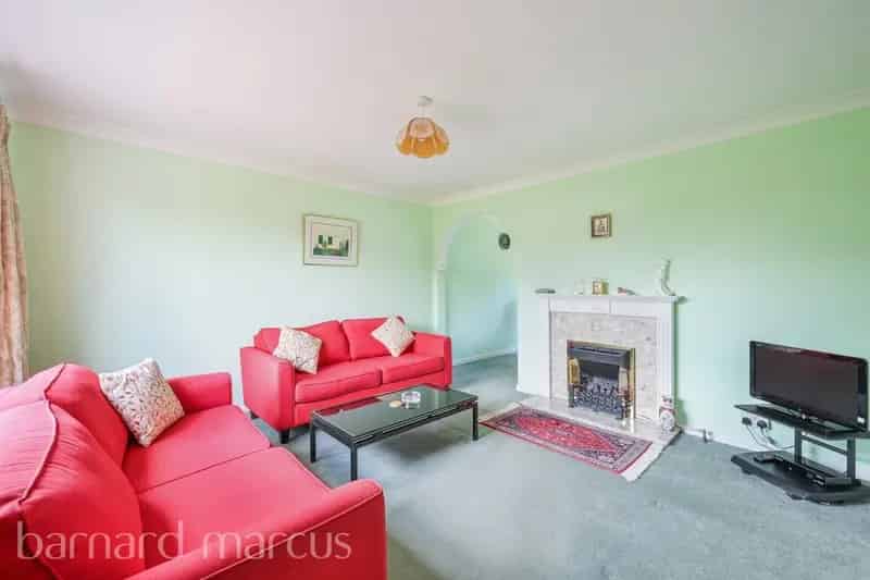 3-Bedroom Semi-Detached House in Ewell Family Home Near Schools and Transport