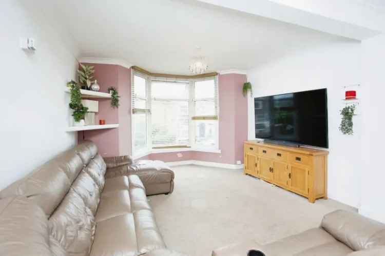 4 Bedroom Mid-Terraced House Near Amenities