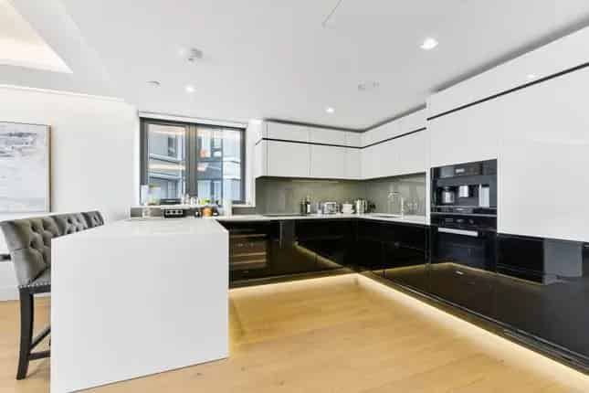 2-Bed River View Apartment The Corniche South Bank London