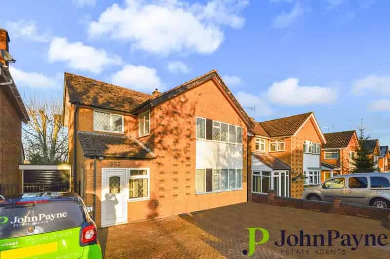 4 Bedroom Detached House To Rent