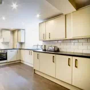 8 Bedroom Flat near Kingswood Park Manchester