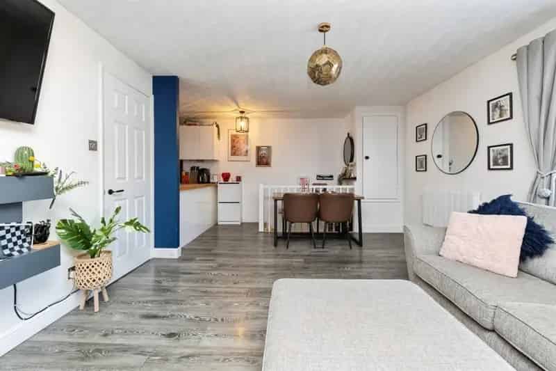 Spacious 2-Bed Maisonette with Parking and Extended Lease
