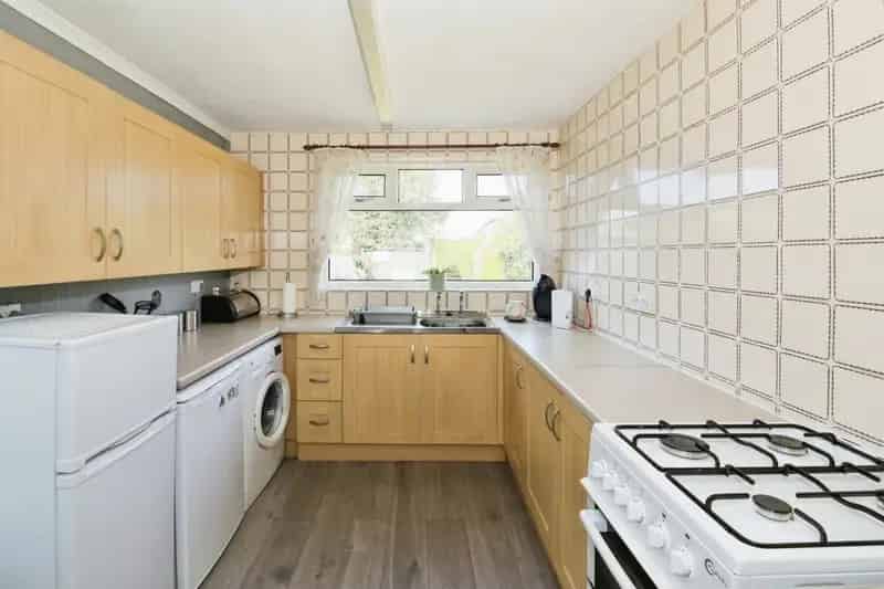 Three Bedroom Detached Bungalow with Garden and Garage