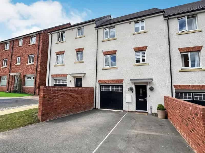 4 Bedroom Townhouse for Sale in Monkerton