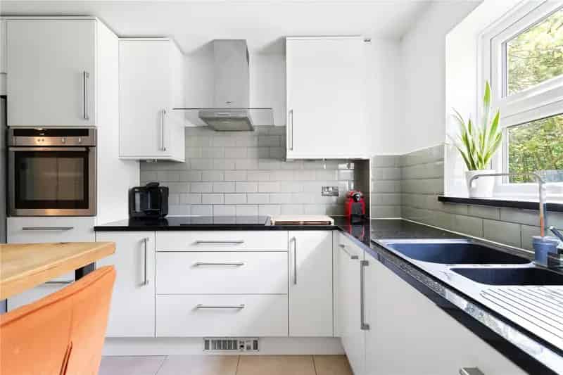 2 Bedroom Flat London - Spacious Ground Floor Apartment