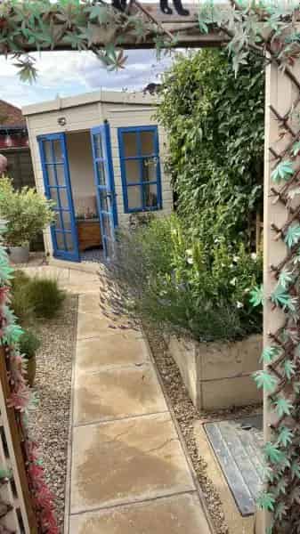 Two Bedroom Bungalow Near Shops and Train Station