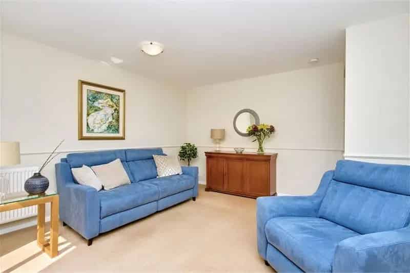 3 Bed Flat - First Floor with 1 Reception Room
