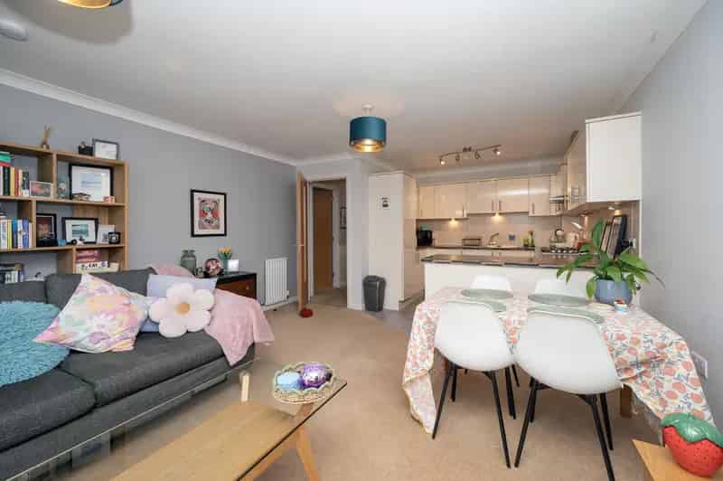 2-Bedroom Apartment Near Aberdeen Hospitals and University
