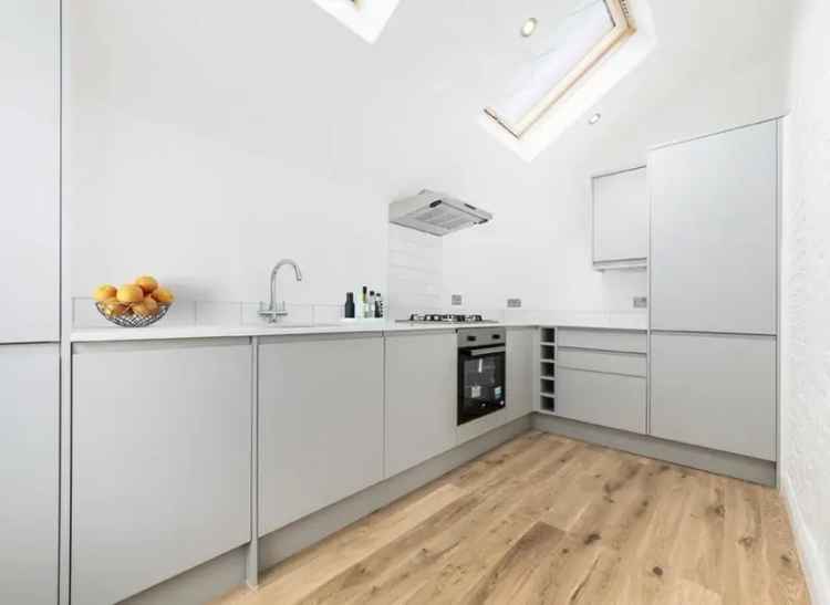 One Double Bedroom Victorian Conversion Apartment Near Wimbledon