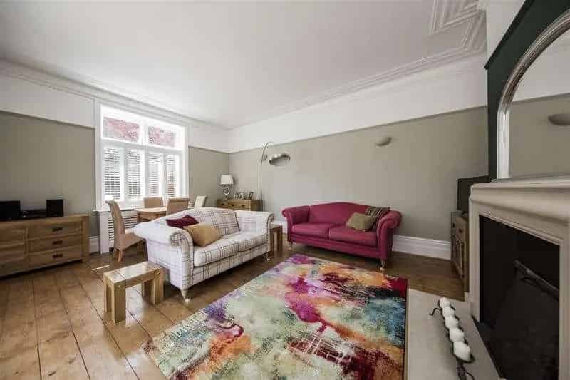 2 Bed Flat for Sale - Large Living Room & Courtyard Garden