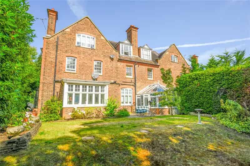 2 Bedroom Maisonette Weybridge Private Garden Garage Parking