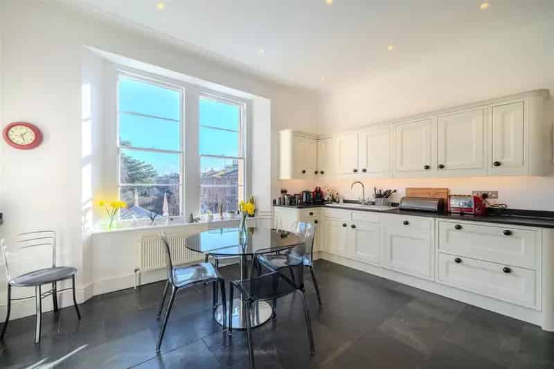 5 Bedroom Maisonette for Sale