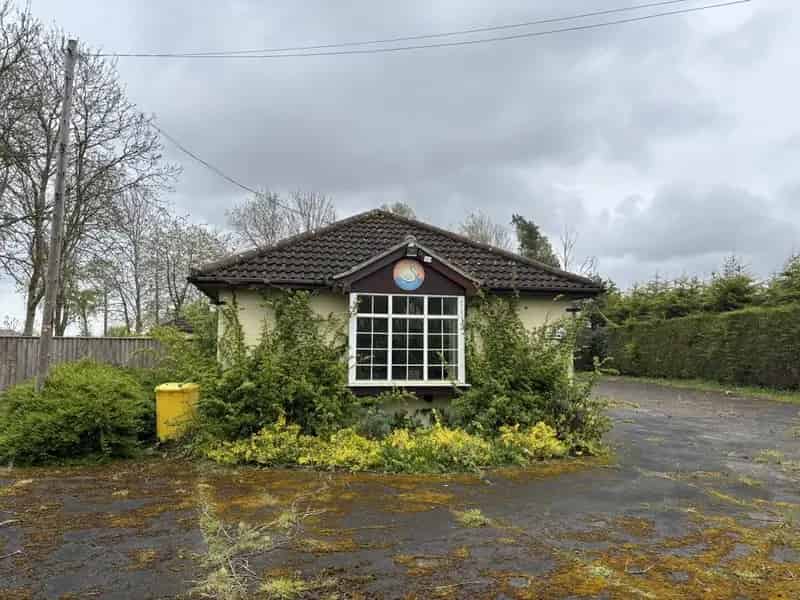 Class E Suitable Former Veterinary Surgery Large Site Ample Parking