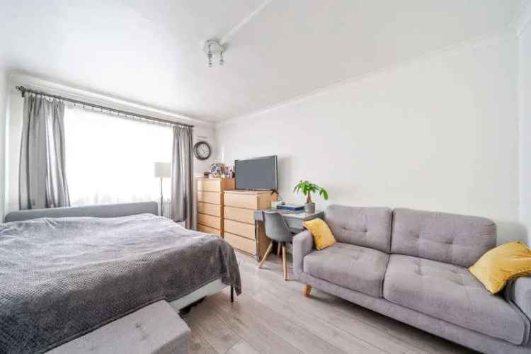 2 Bed Flat for Sale in Ealing Broadway