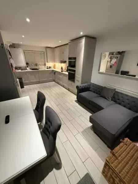 New Kitchen & Bathroom House Near Schools and Shops