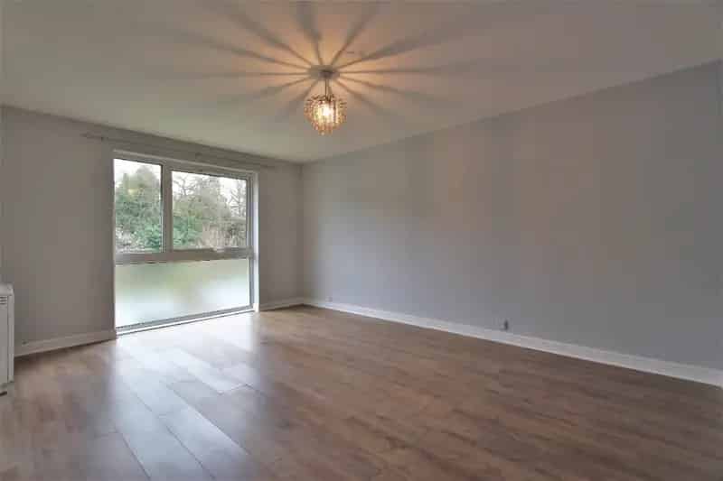 Spacious Flat near Reading West Train Station