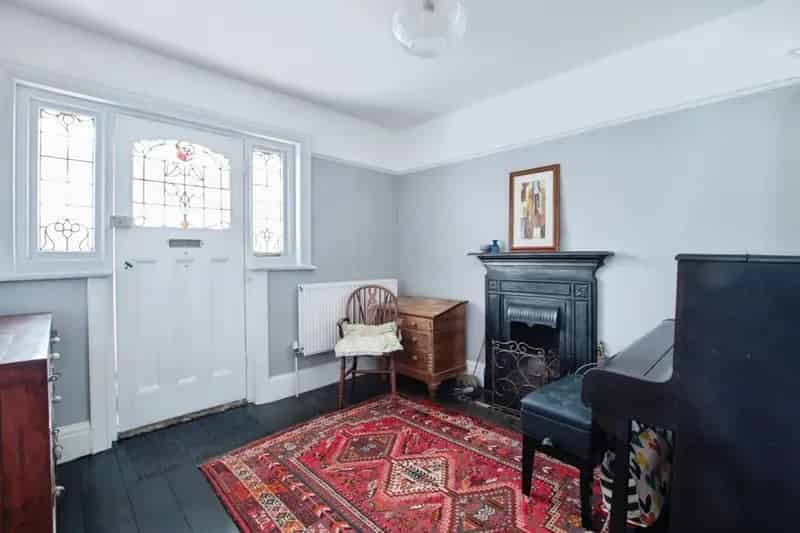 Four Double Bedroom Family Home with Private Garden and Parking