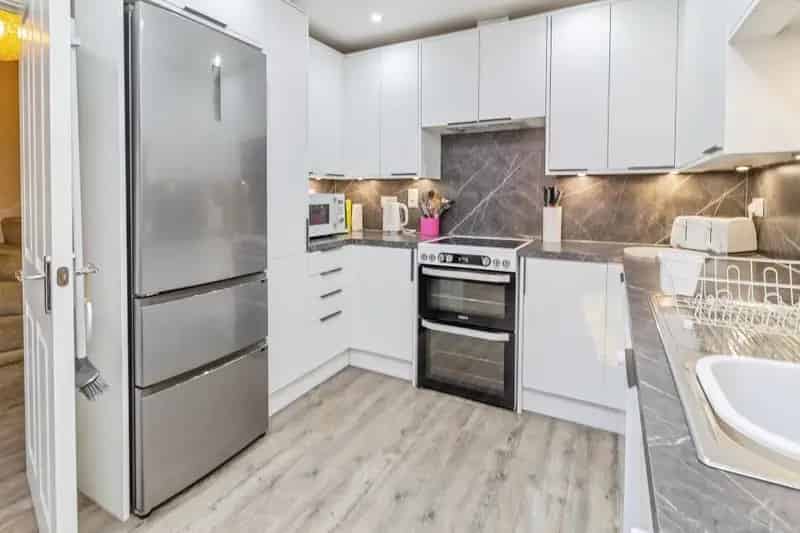 Four Bedroom Townhouse with Garage and Garden