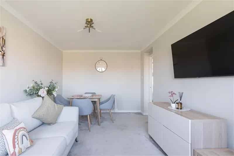 2 Bed Flat Trinity Edinburgh - Modern, Private Garage, Communal Gardens