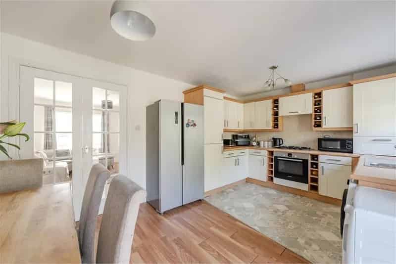 3 Bed Semi-Detached House with Private Garden and Parking