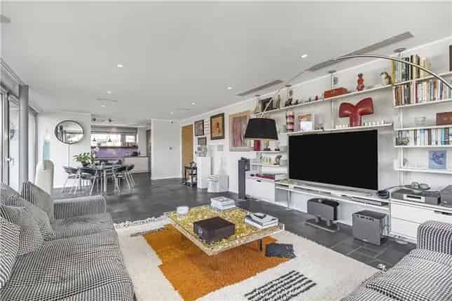 Detached House for Sale in Barnes London SW13
