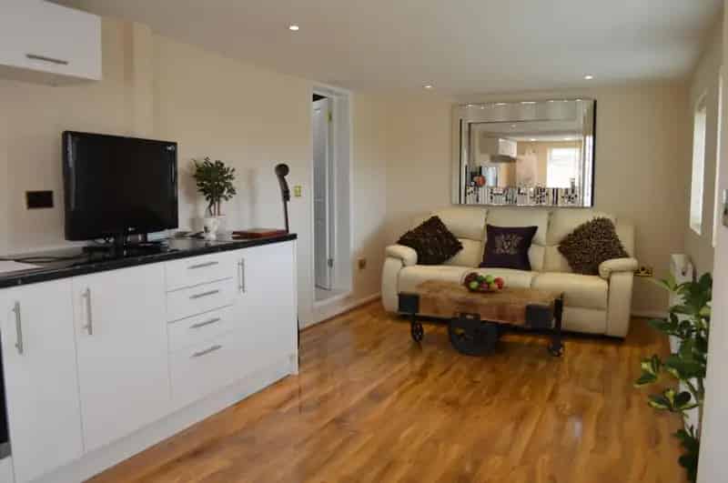 One Bedroom Annex Fair Oak All Bills Included Private Garden Allocated Parking