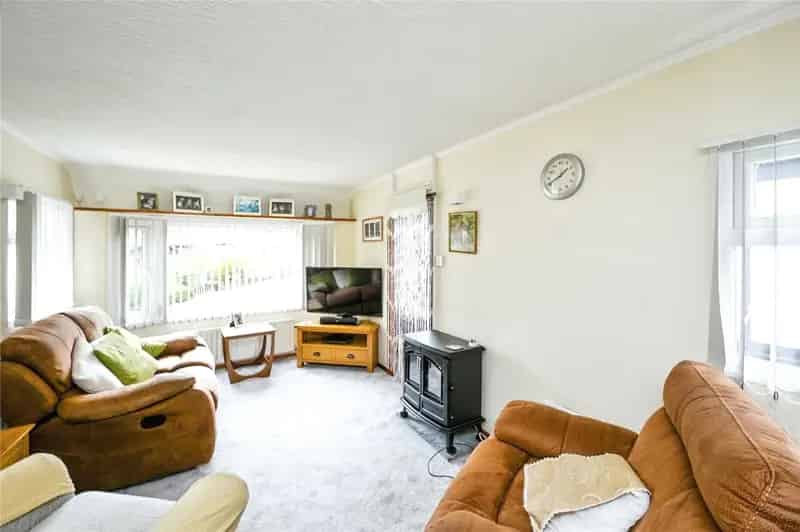 Spacious Bungalow Alternative with Parking and Private Garden