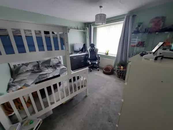 3 Bed House Large Garden Family Home