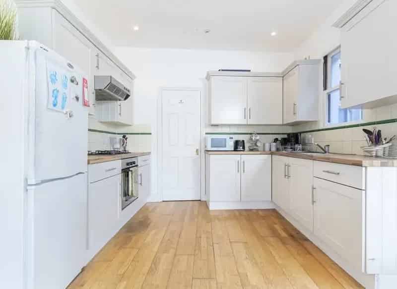 Two Bedroom Apartment with Garden Share of Freehold No Onward Chain