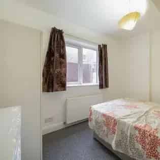 2 Bedroom Flat 72m² London Private Garden