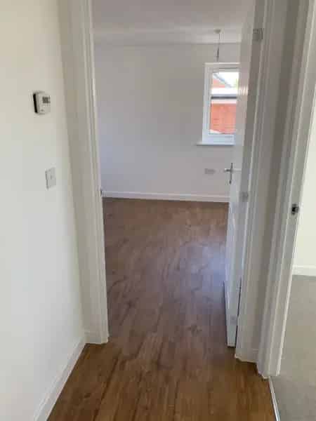 2 Bed Ground Floor Flat Near School and Park