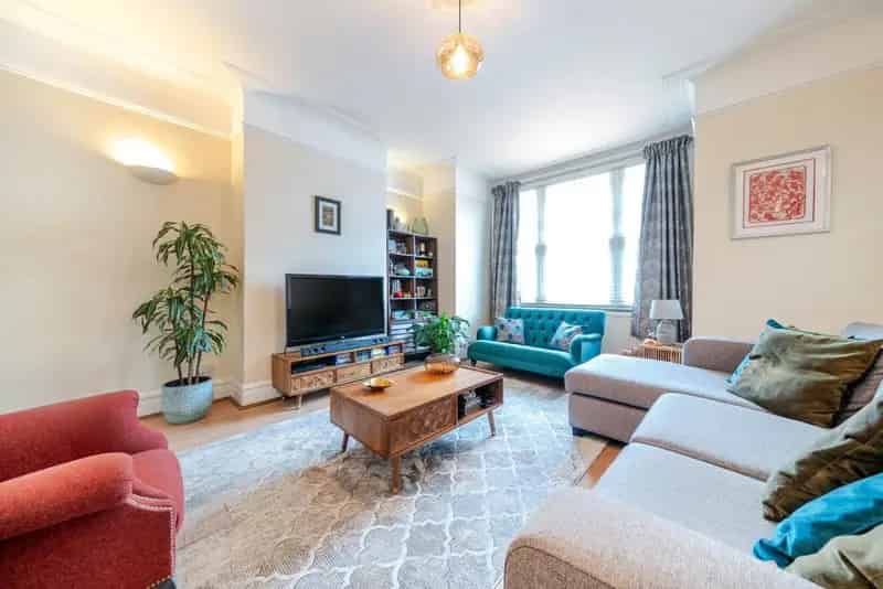 3 Bed 2 Bath Ground Floor Apartment 1000 sq ft New Windows