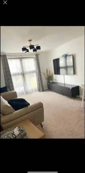 2 Bed Flat E14 Chrisp Street - Close to DLR & Amenities