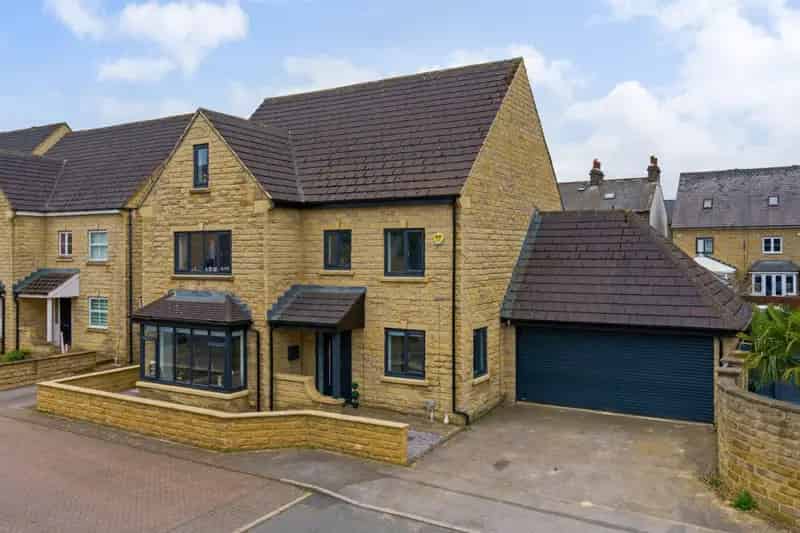 6 bedroom House
 For Sale 
Total Size: 2293 SQ FT