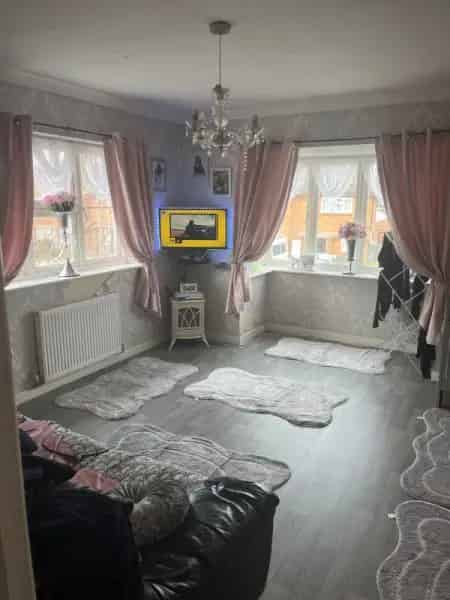 2 Bedroom Flat with Parking and Garden