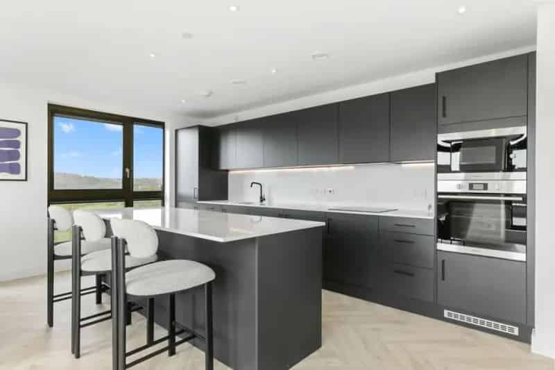 3 Bedroom Penthouse Apartment with Roof Terrace and City Views