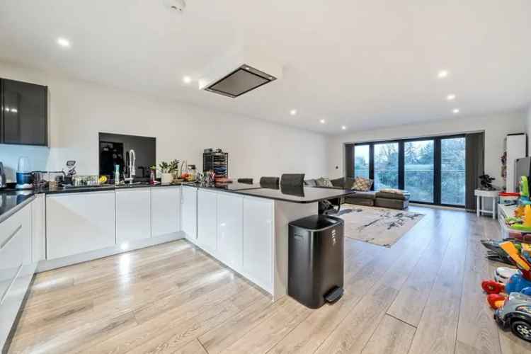 2-Bed Apartment near Maidenhead Station - Landmark Development