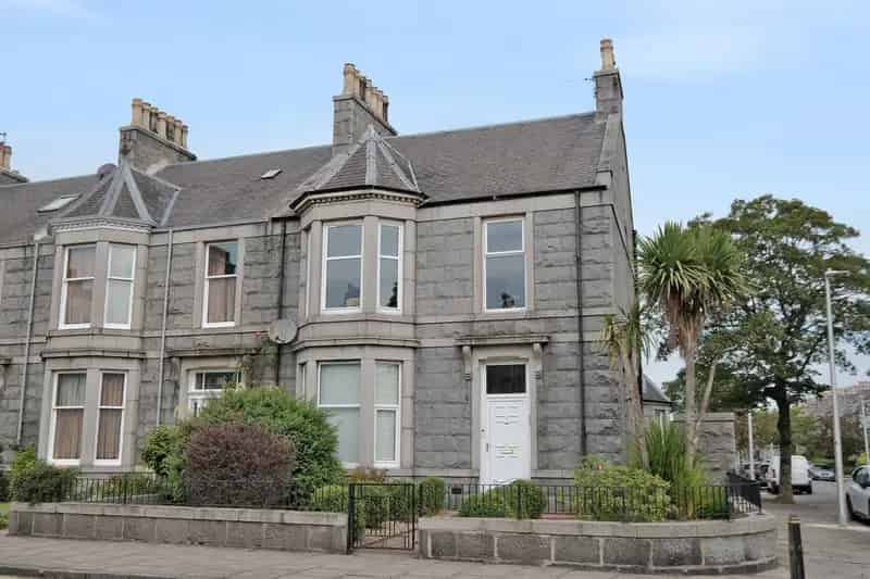 3 Bed Double Upper Apartment with Parking - West End Aberdeen