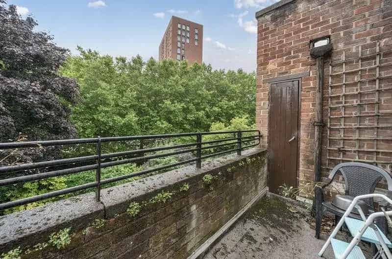 2 Bed Flat for Sale - Spacious Apartment with Balcony and Parking