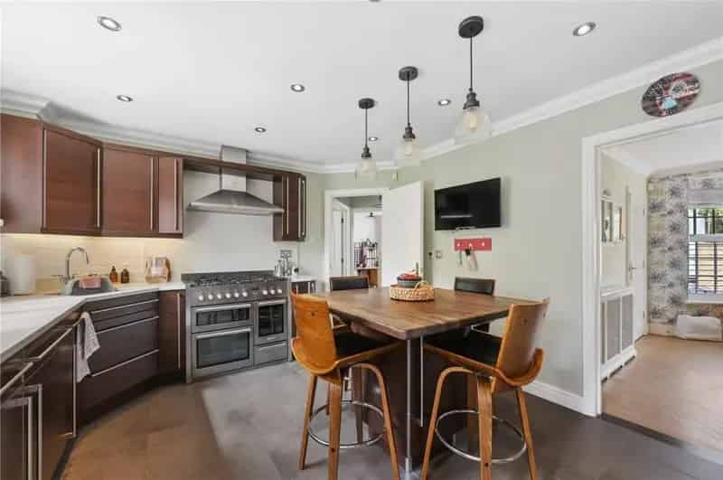 6 Bed Detached House For Sale