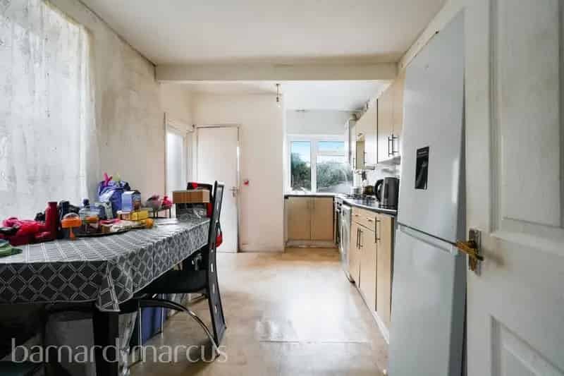 3 Bed House with Open Plan Kitchen Diner and Private Garden