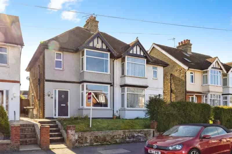 3 Bedroom Semi-Detached House in Willesborough
