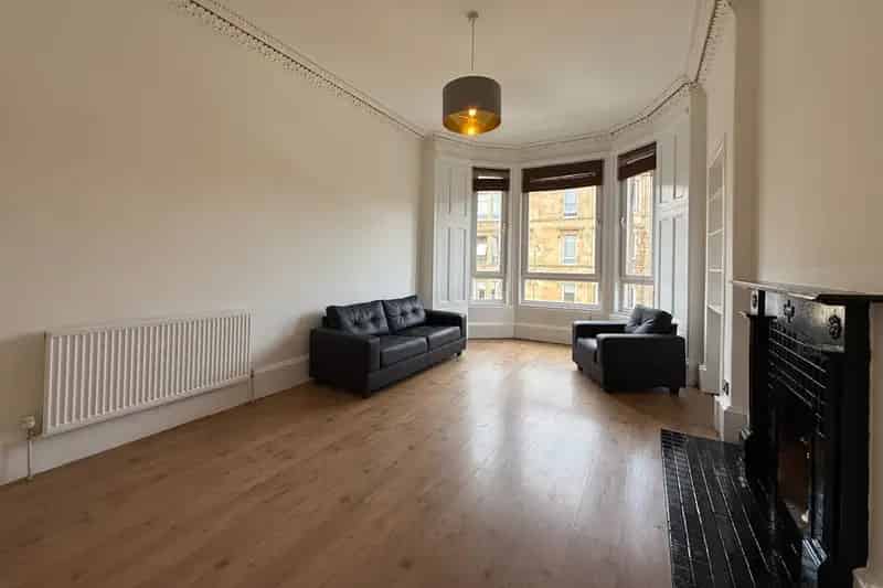2 Bed Tenement Flat Freshly Decorated Near Park