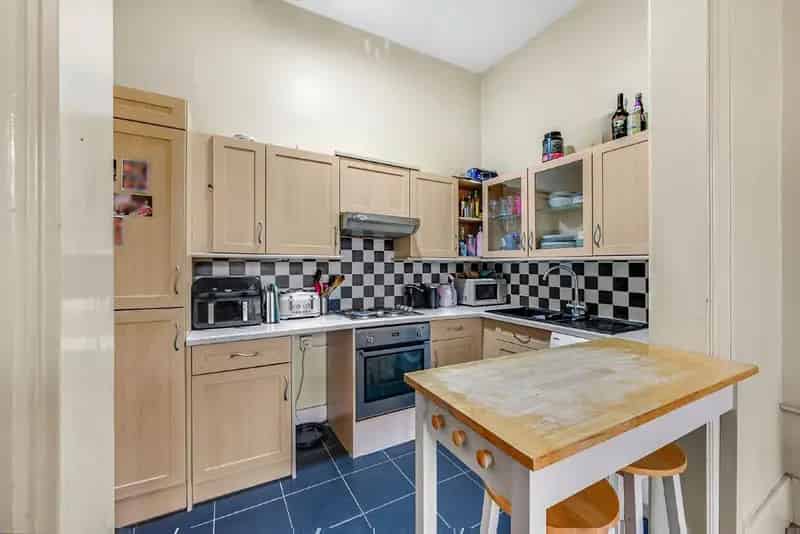 2 Bedroom Flat for Sale High Ceilings Garden Parking